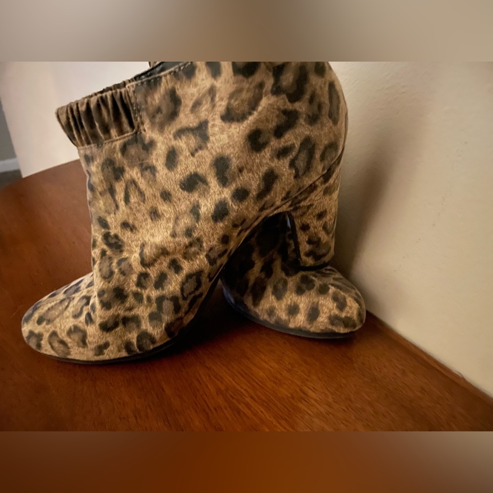 SAM & LIBBY Cheetah print booties
3 3/4“ Heel
Easy Slip on 
Non Smoking Home